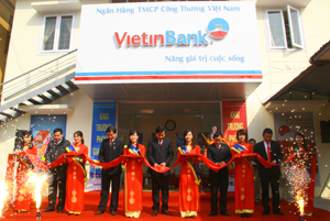 Các đồng chí lãnh đạo huyện Kỳ Sơn, Ngân hàng Nhà nước tỉnh cùng VietinBank Hòa Bình cắt băng khai trương phòng giao dịch mới tại huyện Kỳ Sơn.